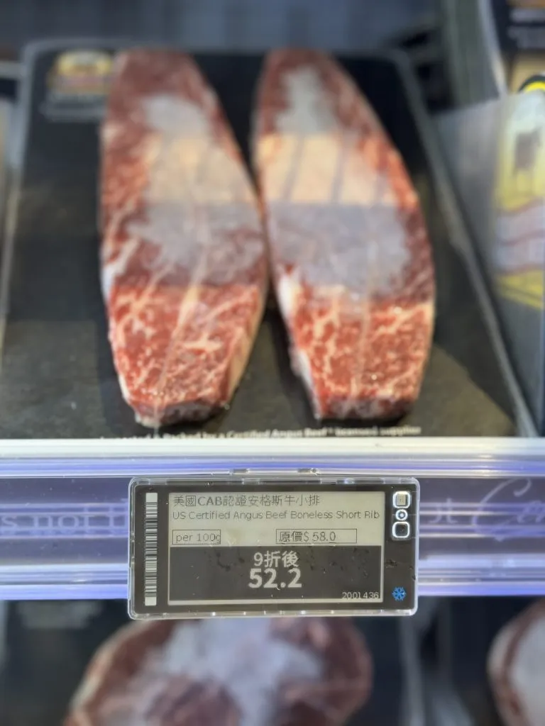 Electronic shelf label showing a 10%-off price for US Angus beef short rib in a chilled meat counter